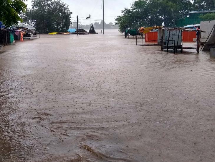 नागर घाट पर लगी दुकानें जलमग्न।