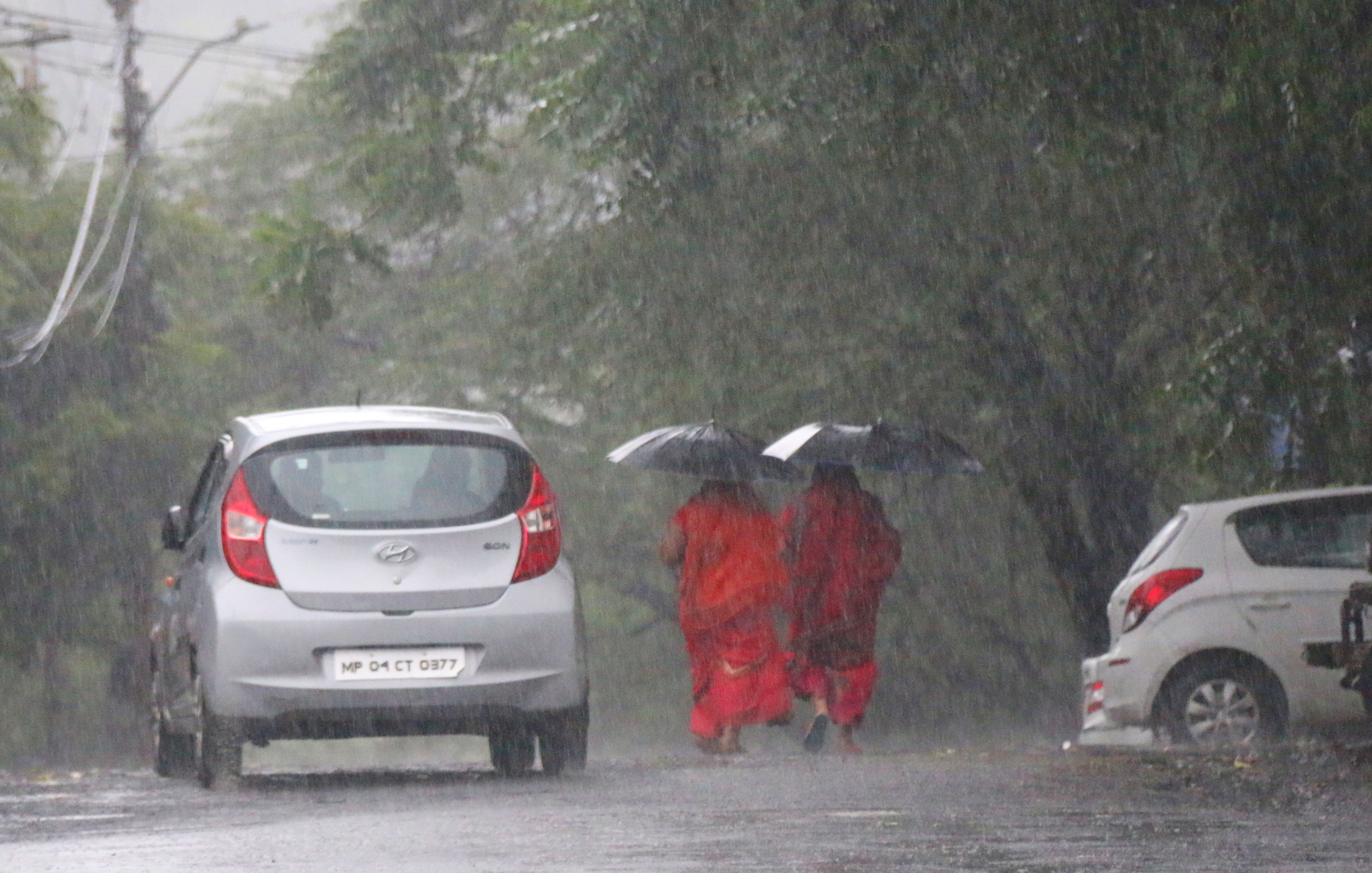 भोपाल के 45 बंगला रोड पर तेज बारिश का दृश्य।