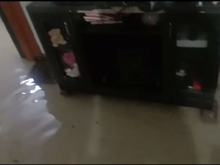 न्यू मिनाल में घरों में पानी भर गया। इससे लोगों को खासी परेशानी हुई।