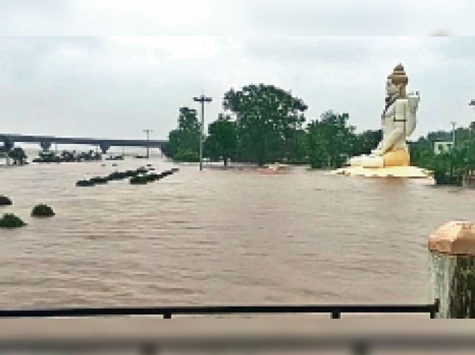 सिवनी मालवा में नर्मदा के आंवली घाट पर स्थित भगवान शिव प्रतिमा के पास तक पानी पहुंच गया है। घाट के आसपास के खेतों में पानी भर गया।
