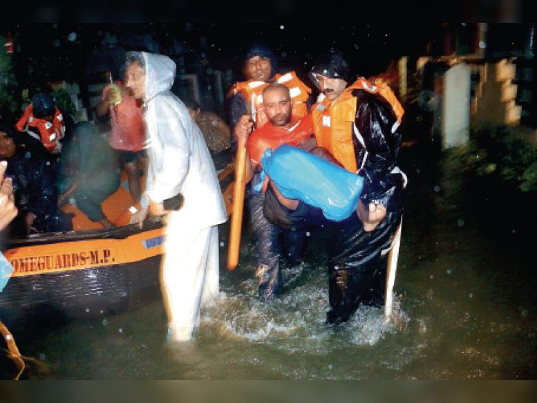 होमगार्ड के जवानों ने पानी में फंसे लोगों को देर रात सुरक्षित निकाला।