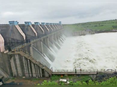 राजगढ़ में नेवज नदी के छोटे पुल पर आवाजाही बंद।