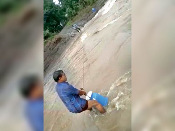 क्षेत्र के नीलकंठ राेड पर नर्मदा का पानी खेतों में भराया, सड़क पर पांच फीट से ज्यादा पानी।