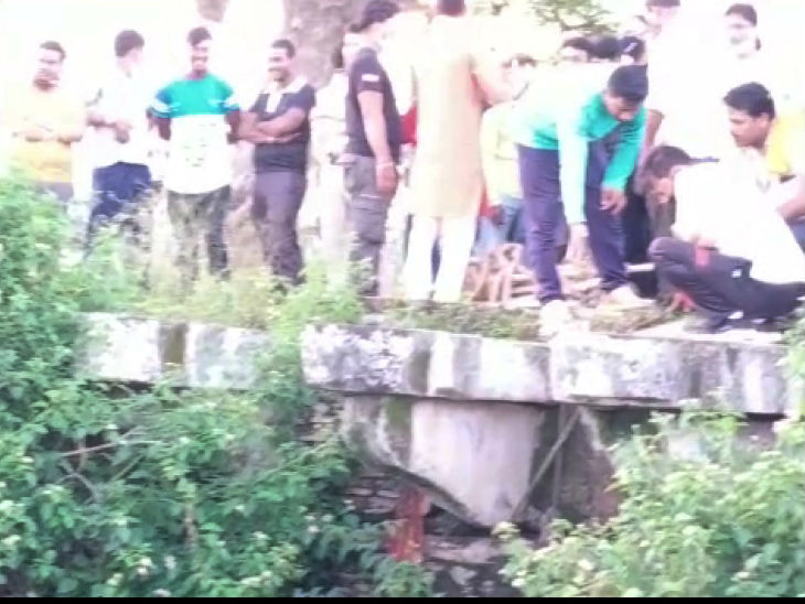 प्रशासन की टीम ने क्रेन भी मौके पर लगाई है।