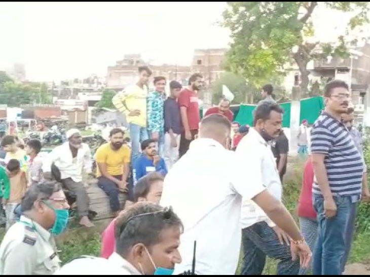 सांड के बावड़ी में गिरने का पता चलते ही लोगों की भीड़ जमा हो गई।