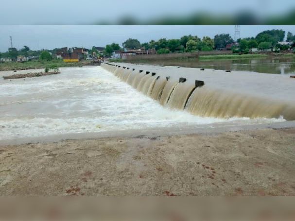 बटियागढ़ में जूडी नदी उफान पर