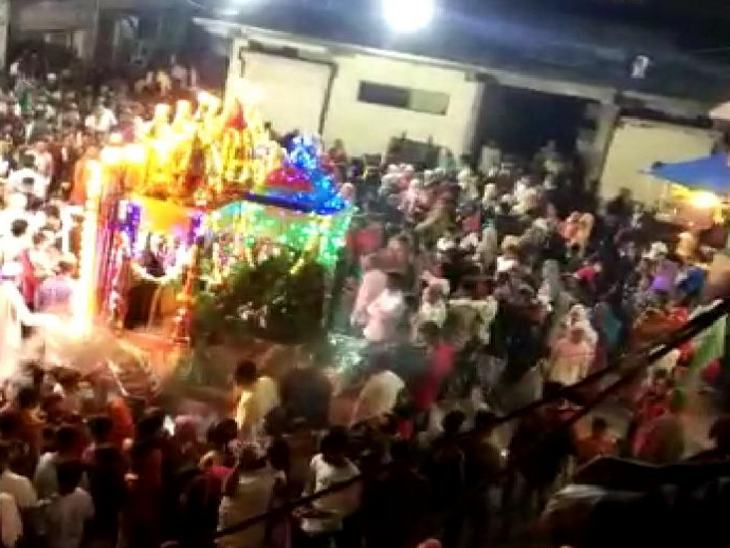 प्रतिबंध के बाद भीड़ एकत्रित होने पर लोगों ने मुद्दा उठाया।