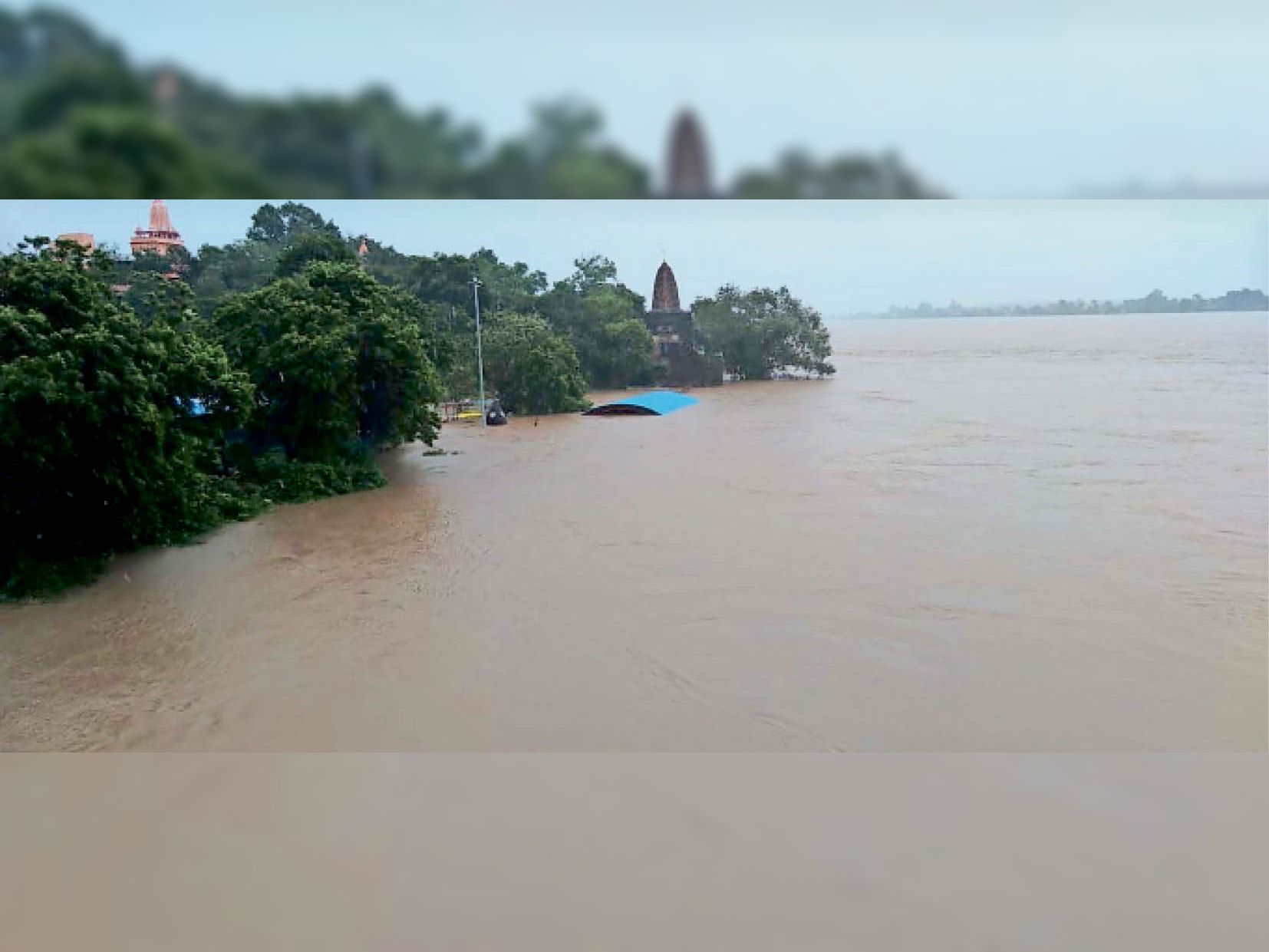 नेमावर में नर्मदा के मुख्य स्नान वाले सिद्धनाथ और नागर घाट पूरी तरह से जलमग्न हाे गए।