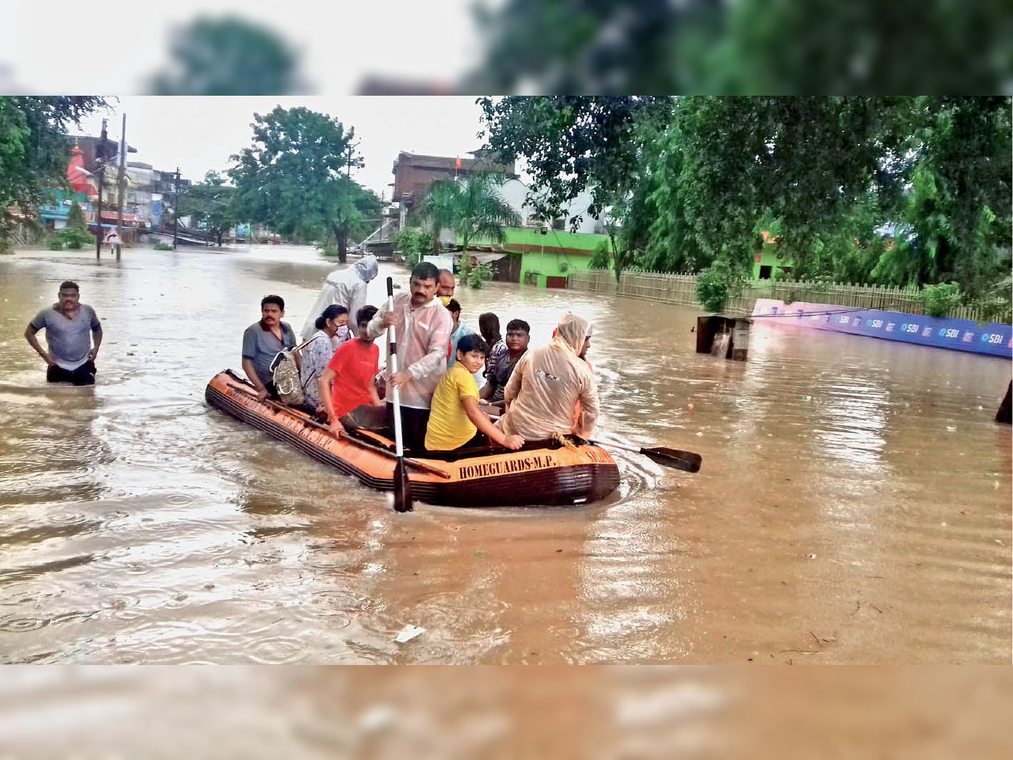 लोगों को सुरक्षित निकालने के लिए नाव चलानी पड़ी, करीब 200 लाेगाें काे सुरक्षित निकाला।