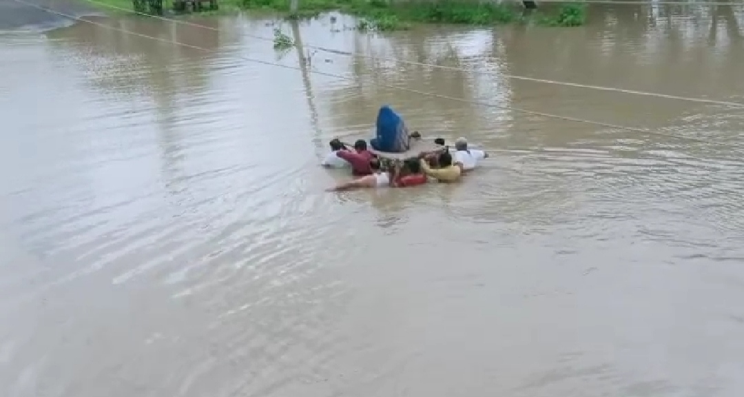 परिजन महिला को उज्जैन लेकर जा रहे थे।