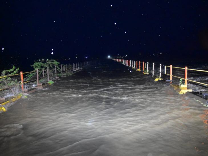 मोरटक्का ब्रिज के ऊपर से नर्मदा नदी का पानी गुजरा।