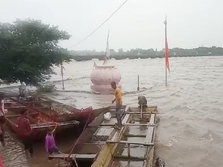 नर्मदा नदी किनारे के सभी घाट जलमग्न हो चुके हैं।