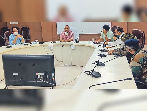 होशंगाबाद जिलें में शुरू हुआ बचाव कार्य, 200 लोगों को निकाला बाहर : होमगार्ड के 110 जवान एवं एसडीआरएफ के 28 जवानों की टीम ने महिमा नगर से लगभग 400 लोगों को सुरक्षित स्थानों पर पहुंचाया।