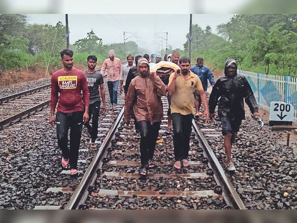 बारिश से क्षेत्र में नदी उफान पर हैं। ग्राम मकोड़िया का सड़क संपर्क टूट गया। शनिवार सुबह होशंगाबाद जिला अस्पताल में एक युवक की बीमारी के चलते मौत होने पर मार्ग बंद होने की स्थिति में ग्रामीणों ने रेल पटरी से पैदल चलकर युवक का शव गांव मकोडिया पहुंचाया।