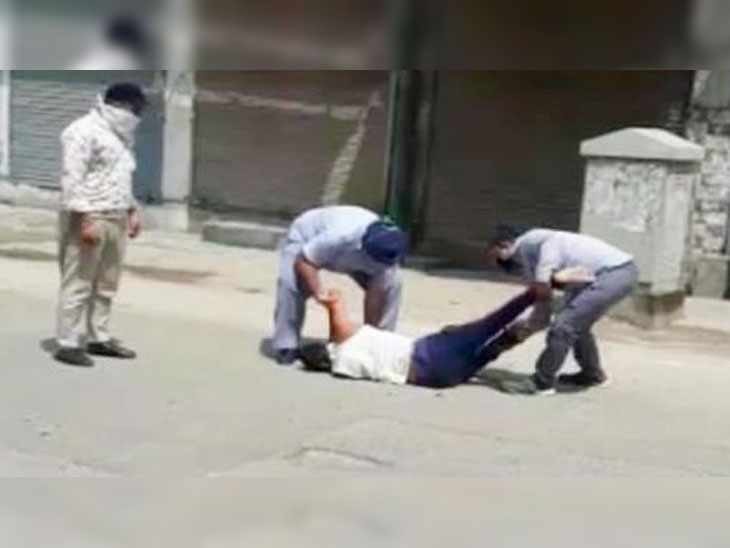 घायल मरीज को उठाकर वापस अस्पताल ले जाया गया।