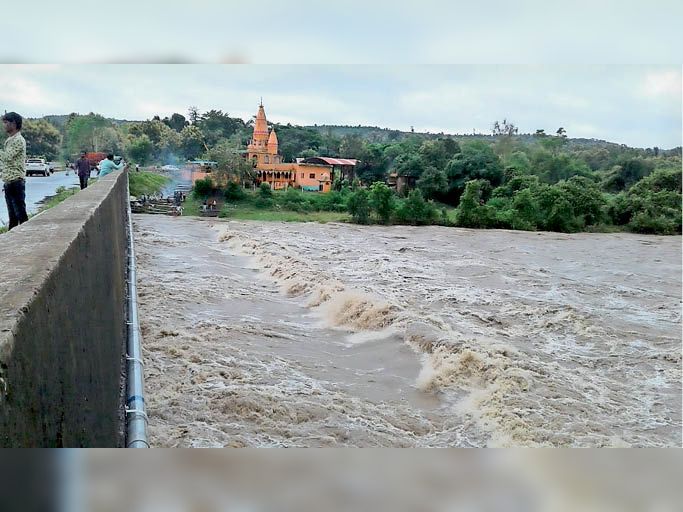 बैतूल-परतवाड़ा मार्ग पर स्थित ताप्ती नदी का विकराल रूप।