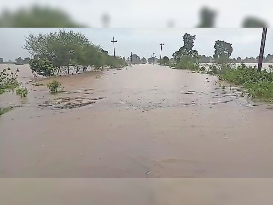 क्षेत्र के नीलकंठ राेड पर नर्मदा का पानी खेतों में भराया, सड़क पर पांच फीट से ज्यादा पानी।