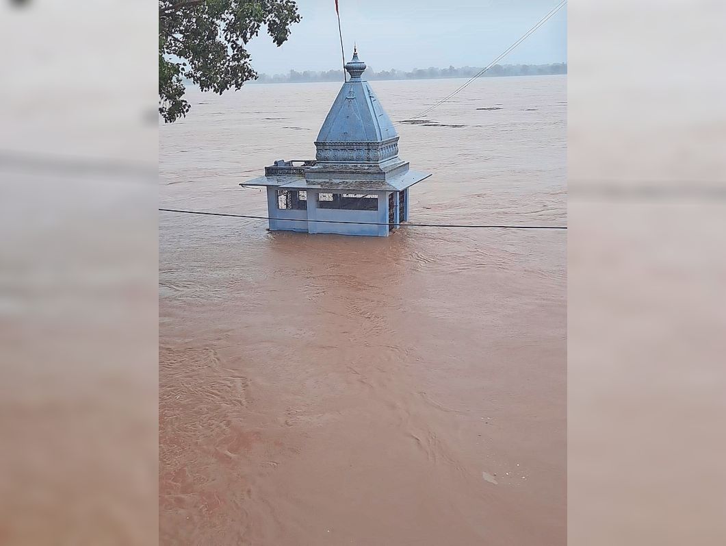 छीपानेर | ये फोटो नर्मदा घाट से लगे मंदिर की है। शुक्रवार रात की बारिश से नदी उफान पर आ गई और 40 फीट का मंदिर डूब गया। नर्मदा का पानी यहीं नहीं रुका। ये यहां से होते हुए खेत और फिर सड़क तक पहुंच गया।
