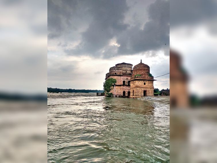माताटीला बांध से शुक्रवार देर रात छोड़े गए पानी से बेतवा का पानी बुंदेला राजाओं की छतरियों तक पहुंच गया।