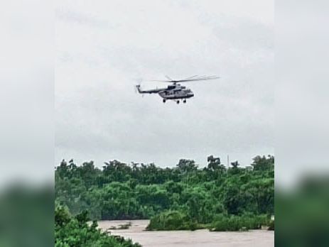 24 घंटे से नदी के बीच फंसे युवक और उसके श्वान को हेलिकॉप्टर से रेक्स्यू किया गया।
