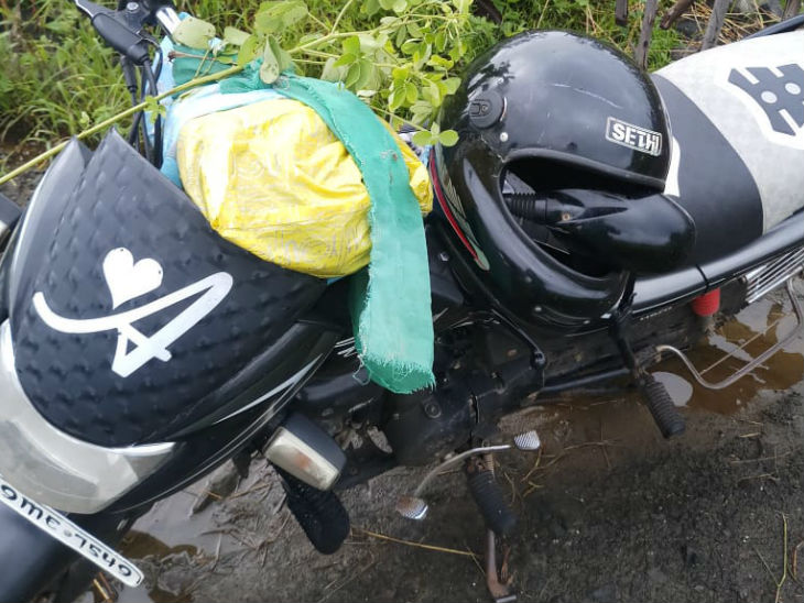 बाइक और अन्य सामान पुलिस को सामान्य रूप से रखे मिले।