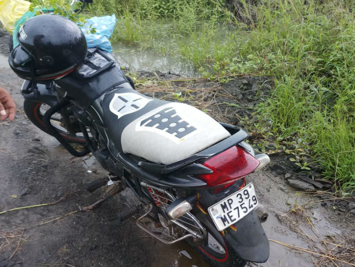 लाश से कुछ दूरी पर इस तरह बाइक खड़ी मिली।