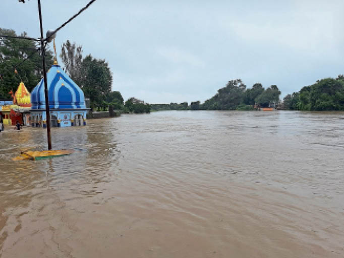हरदा। पेड़ी घाट स्थित गणेश शंकर मंदिर की गुंबज तक पहुंचा पानी।