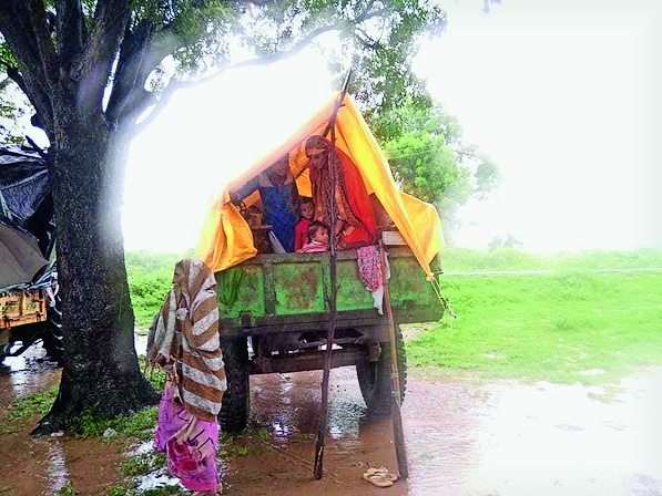 भारी बारिश और बाढ़ के कारण बीटीआई क्षेत्र में पानी भर गया। घर का सामान और अपने आपको बचाने के लिए लोग अपने घरों को छोड़कर ट्रॉली में रहने लगे।