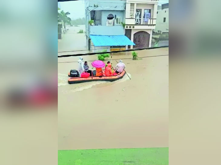 शहर में पानी भर जाने के कारण हाेमगार्ड द्वारा नाव भी चलाई गई है। इसमें महिमा नगर, डाेंगरवाड़ा, संजय नगर, ग्वालटाेली, जासलपुर, बालाभेंट, बांद्राभान, धानाबढ़ में नाव से लाेगाें काे रेस्कयू कर निकाला गया है। पानी भर जाने के कारण लाेगाें काे घर से निकालकर सुरक्षित स्थान पर भेजा गया।
