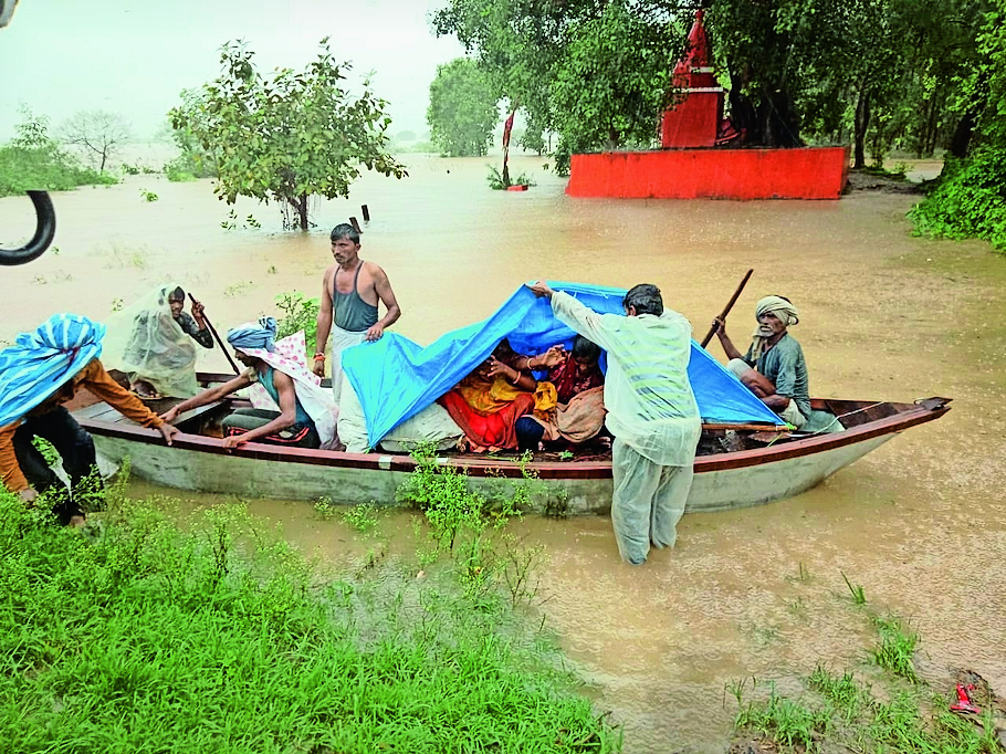 गडरवास में पानी में फंसे एक कीर परिवार को नाव की मदद से निकाला गया, जिसमें दो महिलाएं, दो छोटे बच्चे और एक पुरुष शामिल था।