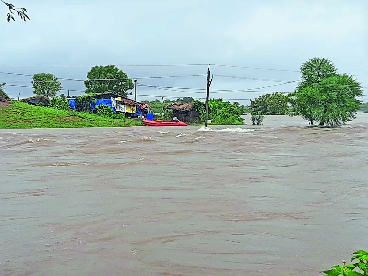 हरसिली गांव में फंसे लोगों को बचाने पहुंचा दल।