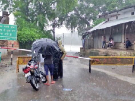 राजगढ़ में नेवज नदी के छोटे पुल पर आवाजाही बंद।