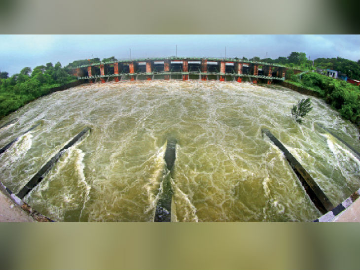 बड़ा तालाब में पानी की आवक के कारण भदभदा डैम के सभी 11 गेट खाेले गए। इससे कलियासाेत डैम का जलस्तर तेजी से बढ़ गया। इसे नियंत्रित करने के लिए जल संसाधन विभाग ने दाेपहर बाद डैम के सभी 13 गेट खाेल दिए। जाे रात 10:30 बजे तक खुले हुए थे।
