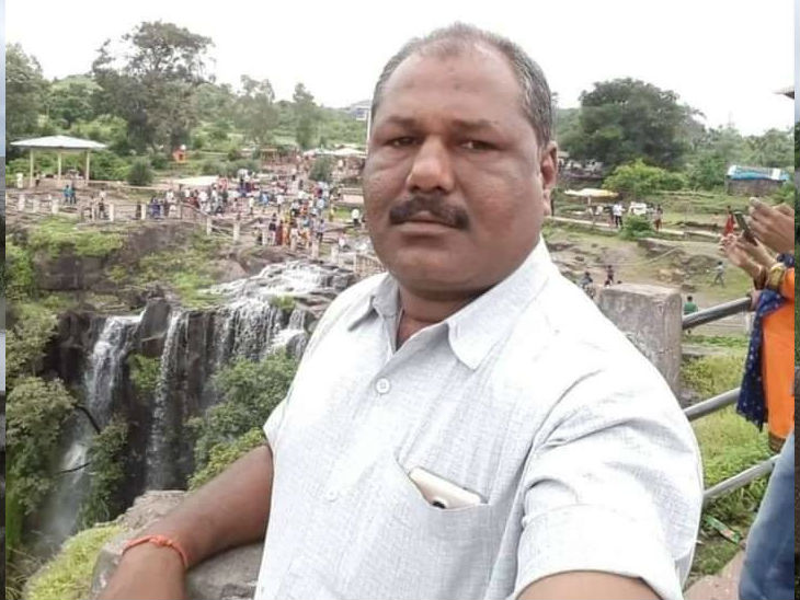 छींद छुछार पंचायत के सचिव हैं दर्शन सिंह धाकड़।