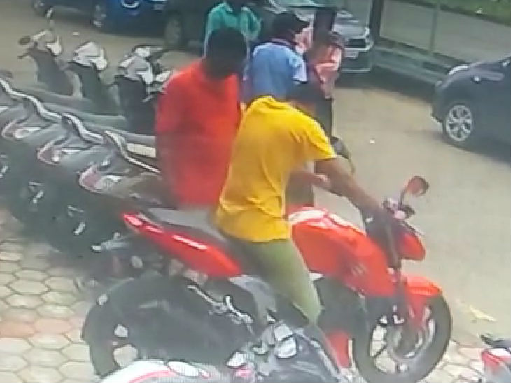 कुछ देर बाइक की स्पीड आदि चेक की।