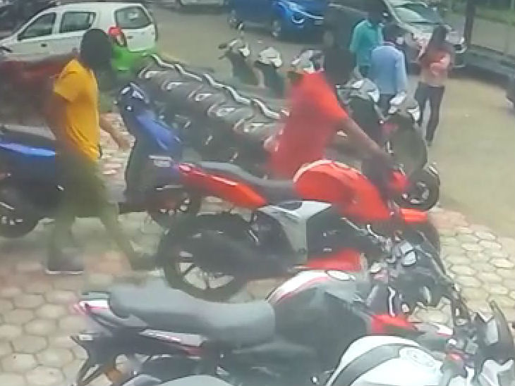 कर्मचारी के साथ बाइक लेकर शो-रूम के बाहर आया।