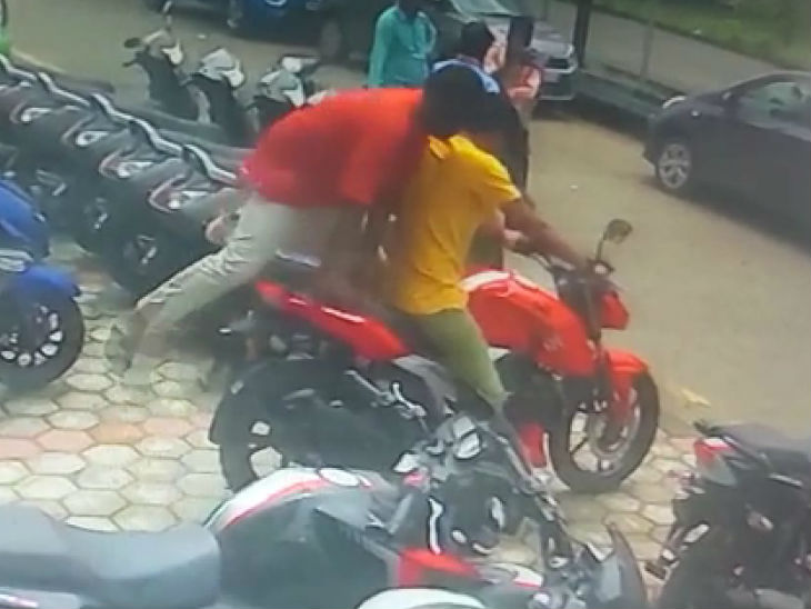 कर्मचारी को बैठाकर टेस्ट ड्राइव के लिए चला गया।