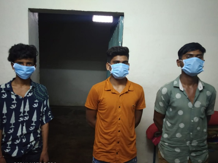 तस्वीर टिकरापारा थाने में ली गई है। इन्हीं युवकों ने कालीबाड़ी इलाके की वारदात को अंजाम दिया।