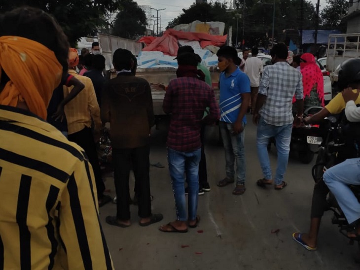 टक्कर के बाद वहां जाम लग गया। इसके बाद पुलिस मौके पर पहुंची और वाहन हटवाकर जाम खुलवाया।