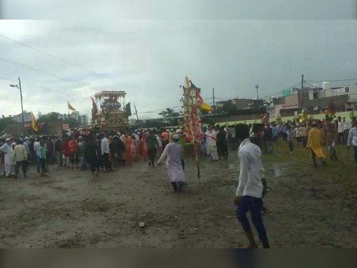 पुलिस अफसरों ने घटना के बाद सख्ती दिखाते हुए टीआई को लाइन अटैच कर दिया।