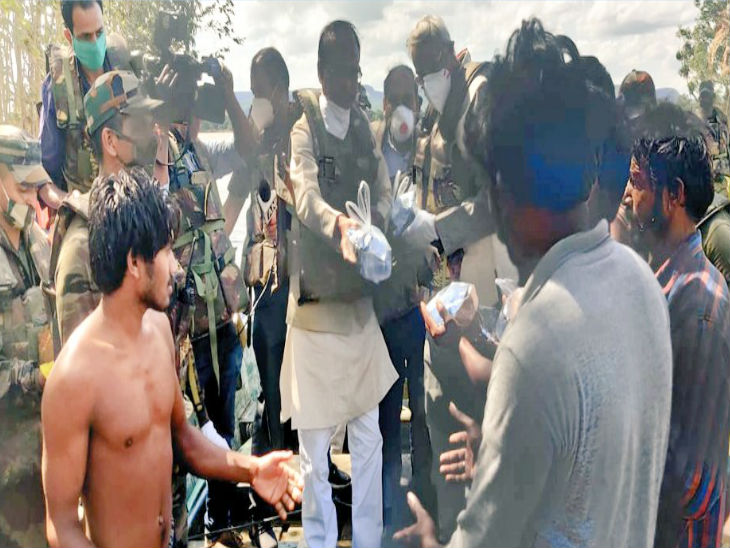 होशंगाबाद के एक गांव में सीएम शिवराज ने प्रभावित लोगों को खाने के पैकेट बांटे।