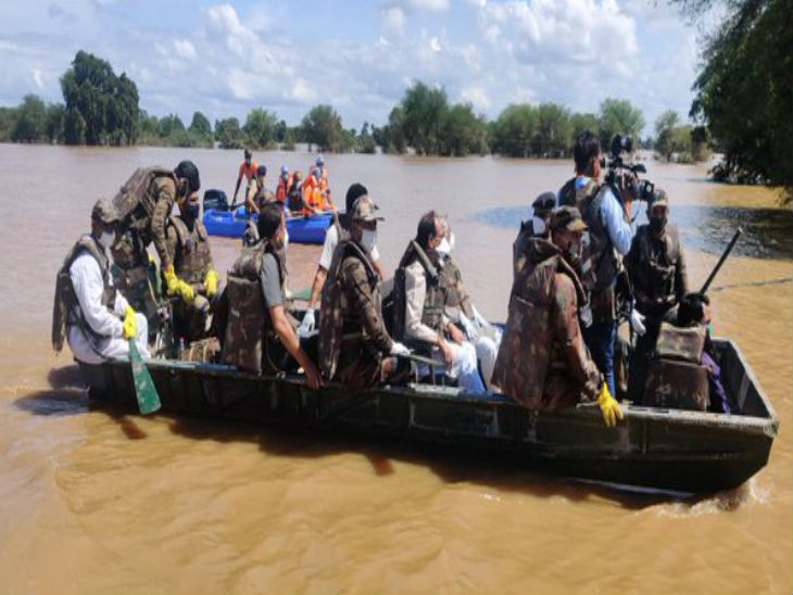 सीएम शिवराज मंगलवार को नाव से भी चले और प्रभावित इलाकों का दौरा किया।