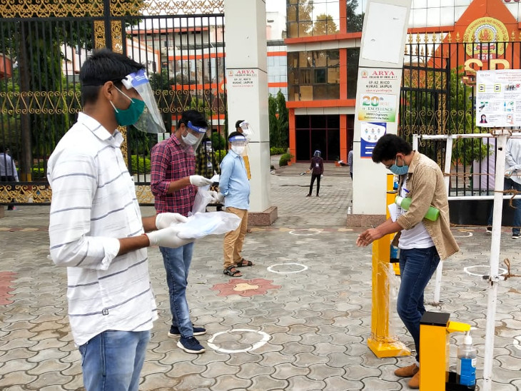 सेंटर पर सोशल डिस्टेंसिंग मेंटेन करते हुए पहले छात्रों की थर्मल स्क्रीनिंग की गई।