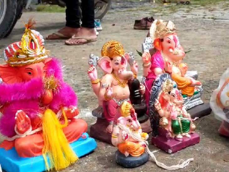 इस बार ज्यादातर प्रतिमाएं एक फीट से दो फीट की थीं।