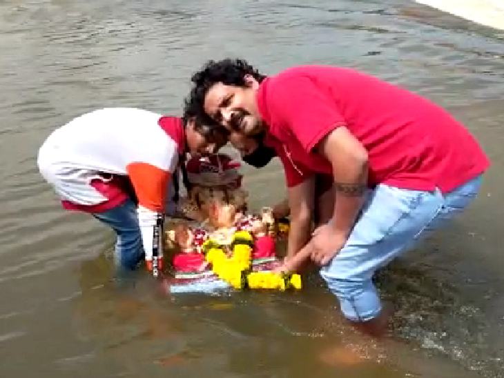 बप्पा का जयकारों के साथ हुआ विसर्जन।