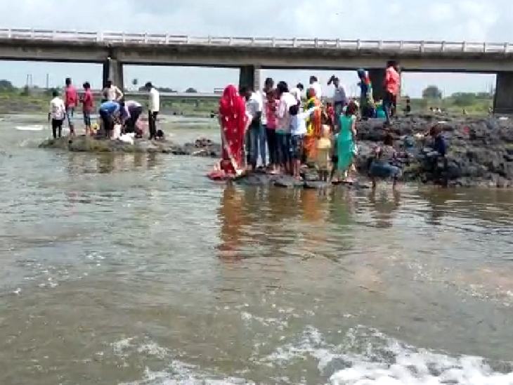 गंभीर नदी के किनारे इस तरह नजारा दिखा।