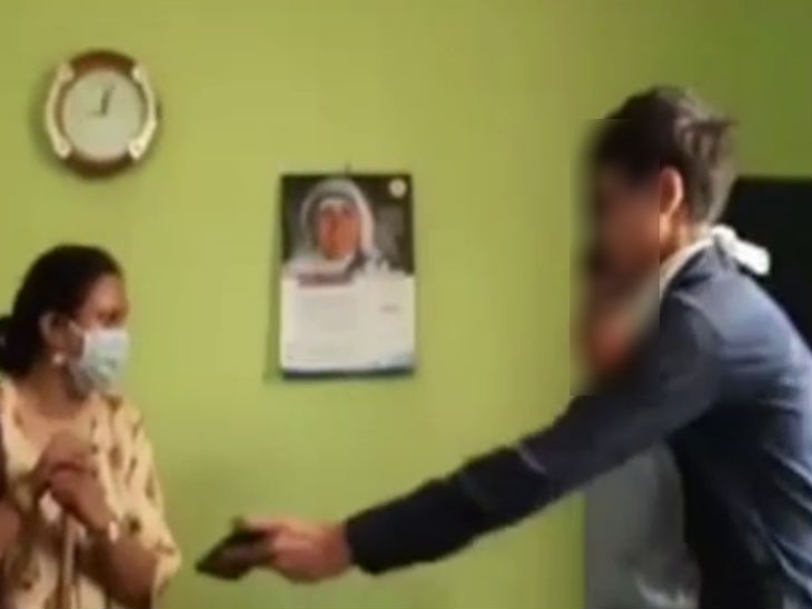 मैनेजमेंट के सामने छात्रों को पीटा।