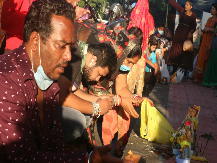 यहां खटलापुरा मे विसर्जन कुंड के 200 मिटर पहले ही नगर निगम कर्मचारियों ने लोगो से भगवान गणेश की प्रतिमा लेकर अपने हाथों से विर्सजन किया ।