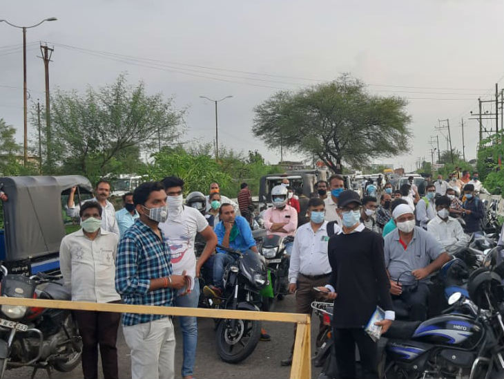 परीक्षा केंद्र के बाहर अभिभावकों की भीड़, सोशल डिस्टेंसिंग का पालन नहीं।