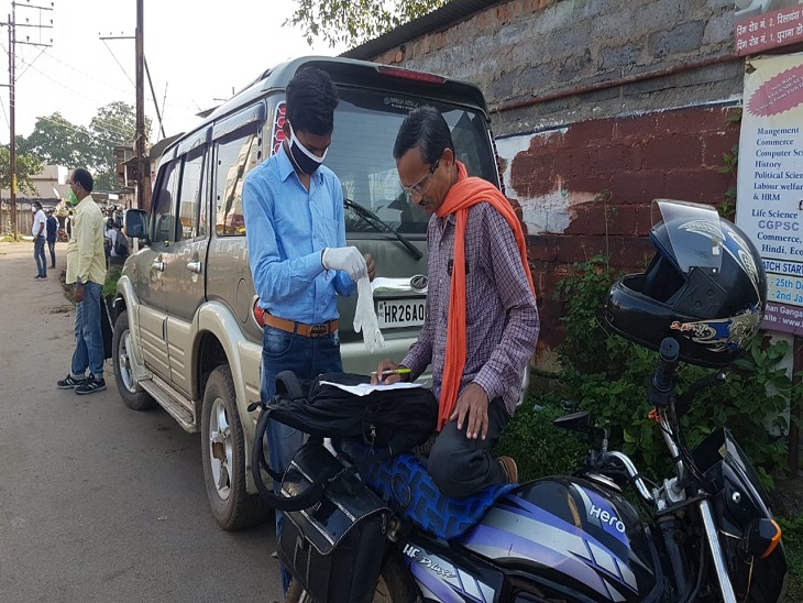 ऑपरेशन जेईई, स्टूडेंट्स सेंटर के बाहर मास्क और दस्तानों के साथ ऐसे तैयार होते रहे जैसे डॉक्टर्स ऑपरेशन थिएटर में जाने से पहले तैयार होते हैंं।